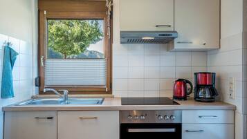 Een koelkast, een microgolfoven, een oven, een kookplaat