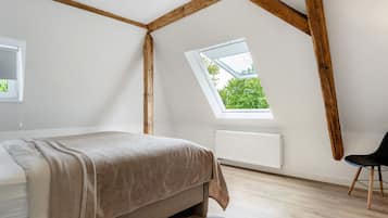 2 bedrooms, desk, iron/ironing board, free WiFi