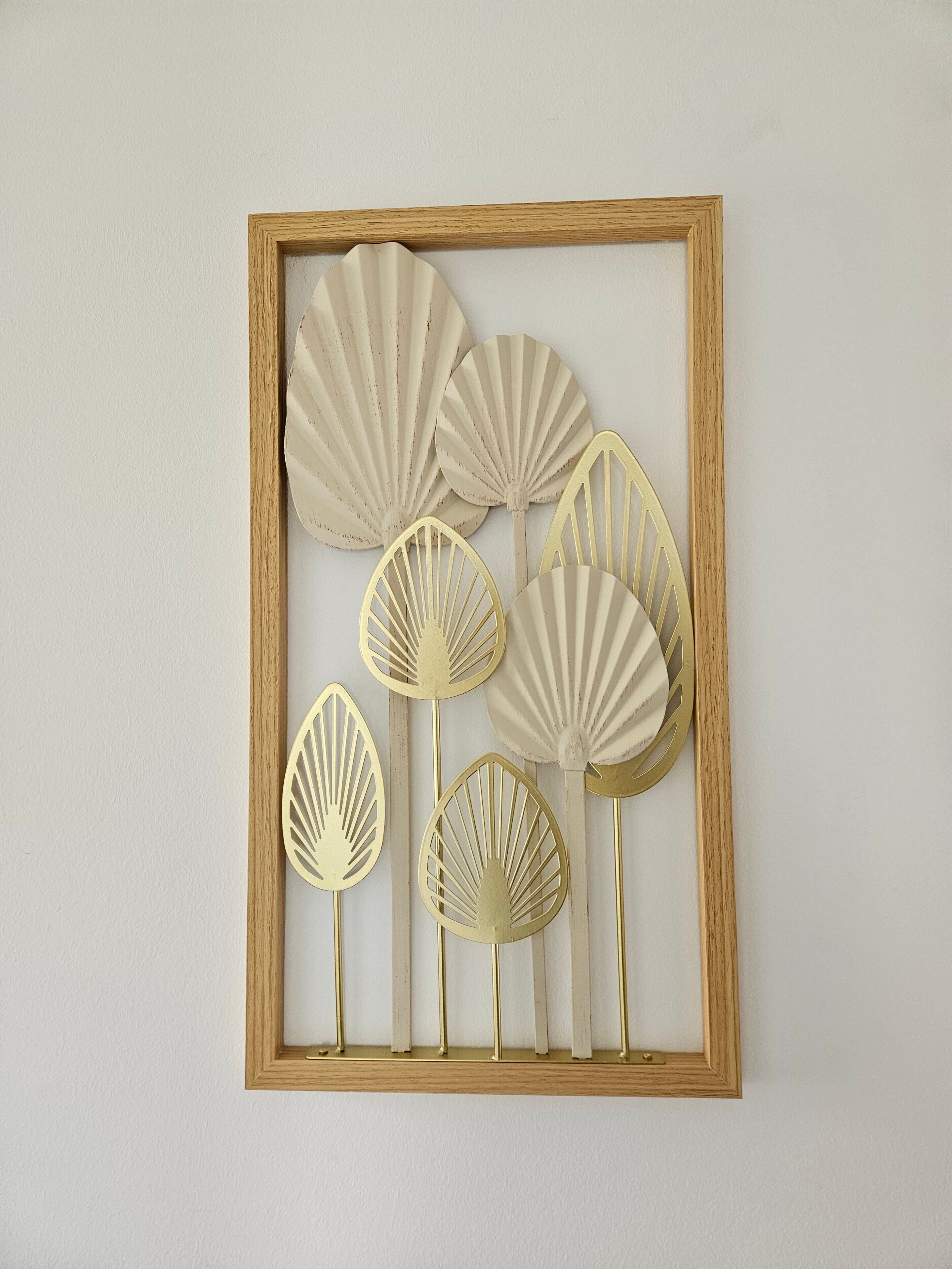 Een sierlijk decoratief item met verschillende schelpachtige vormen.