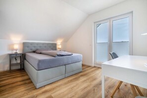 4 bedrooms, iron/ironing board, free WiFi, bed sheets - NEW Holiday Home 'Ferienhaus Seeglück2 Am Tollensesee' with Lake View, Private Terrace and Wi-Fi (Groß Nemerow)