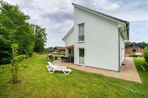 Outdoor dining - NEW Holiday Home 'Ferienhaus Seeglück2 Am Tollensesee' with Lake View, Private Terrace and Wi-Fi (Groß Nemerow)