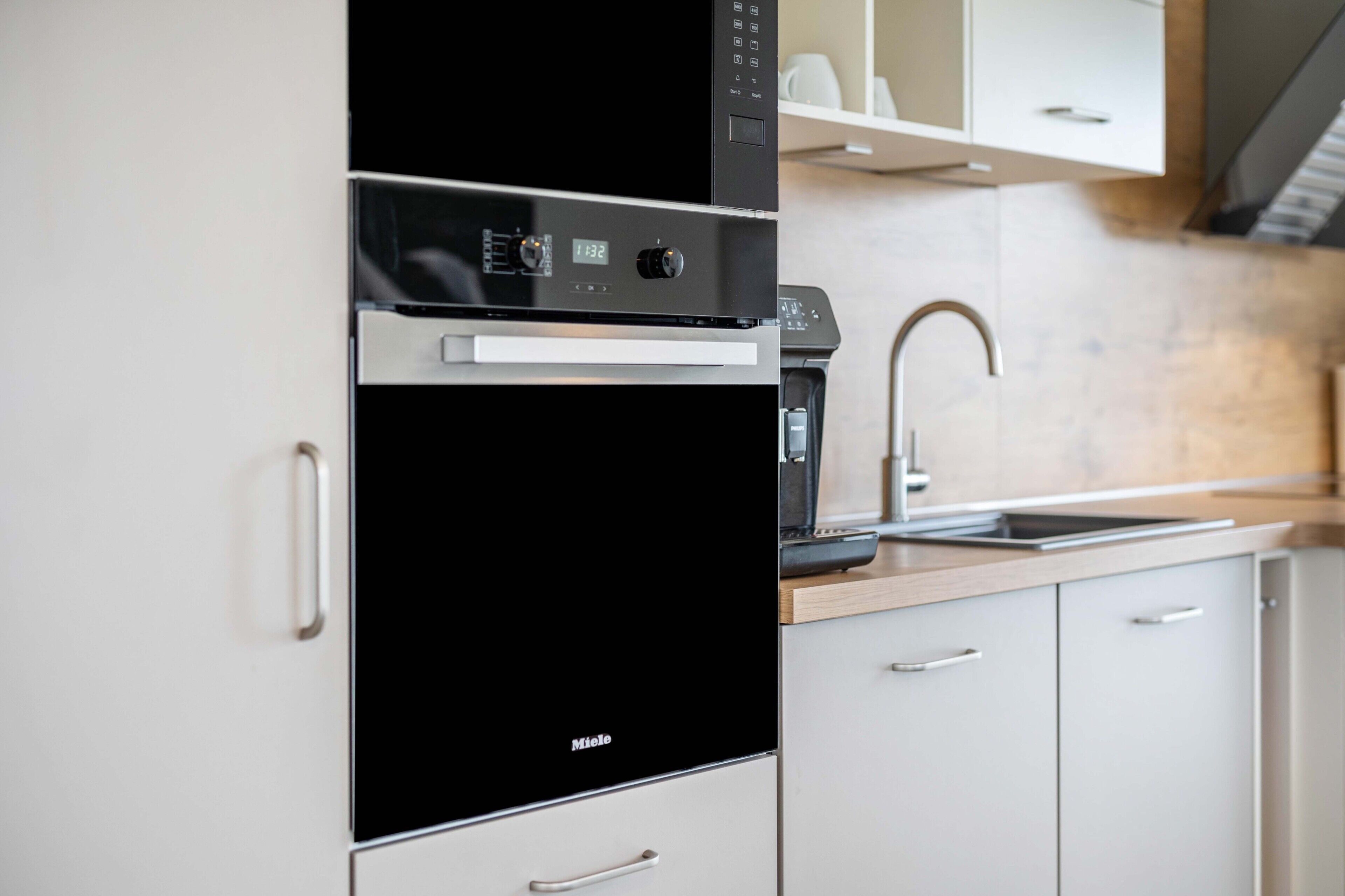 Kylskåp, mikrovågsugn, ugn och spishäll