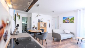 Eine moderne Küche mit Esstisch, einer Couch und einem Schrank.