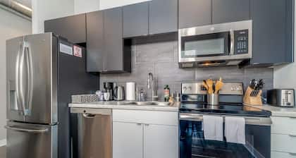 Des Moines Luxe 1BD 1BA Downtown Apartment