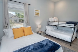 Room - Cozy and Lovely 2BR 2BA Apt A Near Lively Downtown (San Antonio)