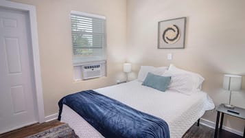 2 bedrooms, desk