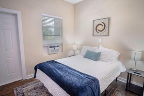 House | 2 bedrooms, desk - Fabulous Newly Renovated 2Br 1Ba Near Downtown (San Antonio)