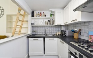 Apartment - Bright one Bedroom Apartment With Balcony in Maida Vale by Underthedoormat (London)