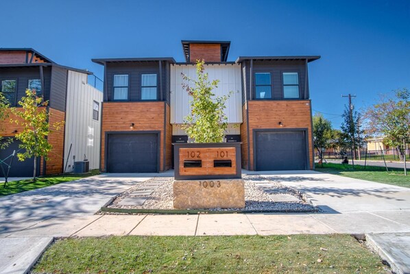 A modern two-story residential building with a central courtyard. - Spectacular 3 BR 2 5 BA Apt Near Downtown (San Antonio)