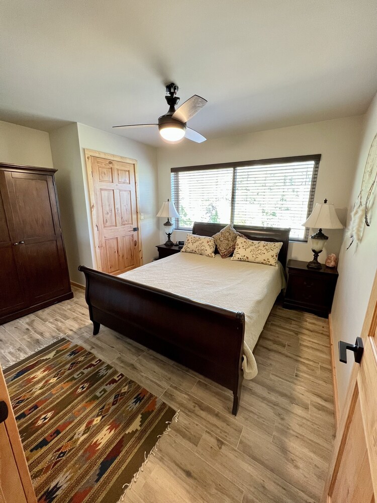 Cozy Mountain Cabin with Spectacular Views, Deck and Fireplace, near