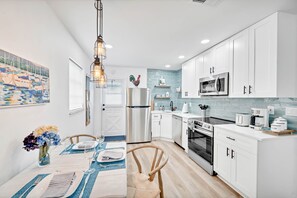 Fridge, microwave, oven, stovetop - Peaceful Villa, 3.3 mi to the Beach & Big Parking (Bradenton)