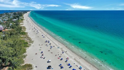 Peaceful Villa, 3.3 mi to the Beach & Big Parking