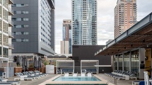 Une piscine intérieure dotée de chaises longues et d’un panneau indiquant qu’il est interdit de plonger.