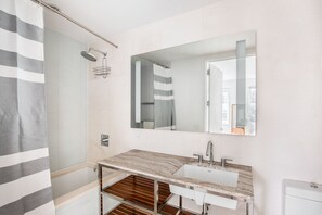 Secador de cabelo, toalhas de banho