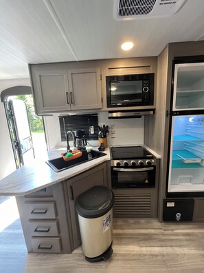 Réfrigérateur, micro-ondes, four, plaque de cuisson