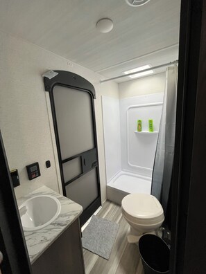 Douche, sèche-cheveux, serviettes fournies, savon