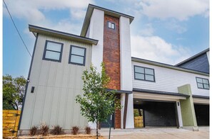 Apartment - Amazing 3BR 2BA Only 5 Mins From Downtown (San Antonio)