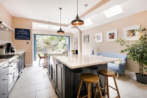 House - Spectacular Shepherds Bush Home Close to Westfield (London)