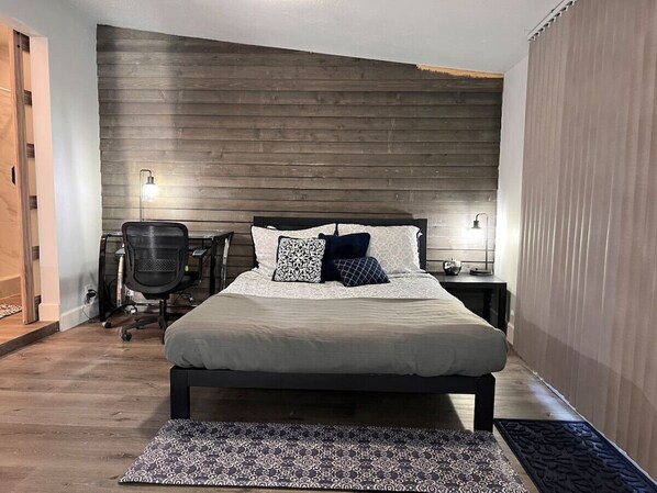 1 bedroom, desk, WiFi