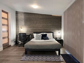 A bedroom with a bed, a desk, and a chair. - Rustic Retreat Cottage (Payson)