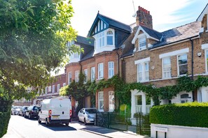 House | 5 bedrooms, Internet - Delightful Family Home in Picturesque Richmond by Underthedoormat (Richmond)