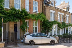 House | 5 bedrooms, Internet