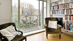 Unclassified image, 4 of 23, button - The Little Library (London)