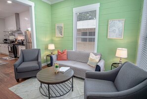 House | 2 bedrooms - Comfy and Incredible Fenced 2BR 2 BA Near Downtown (San Antonio)