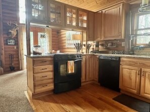 Private kitchen - Quiet cabin in the woods (Traverse City)