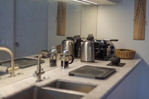 2 bedrooms, Internet - Classic Hammersmith Home by Ravenscourt Park by Underthedoormat (London)