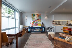 2 bedrooms, Internet - Classic Hammersmith Home by Ravenscourt Park by Underthedoormat (London)