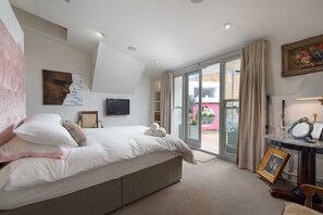 2 bedrooms, Internet - Classic Hammersmith Home by Ravenscourt Park by Underthedoormat (London)