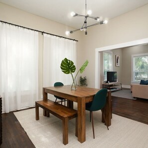 3 bedrooms - Amazing Fully Fenced Home Only 1 7 mi to Downtown (San Antonio)