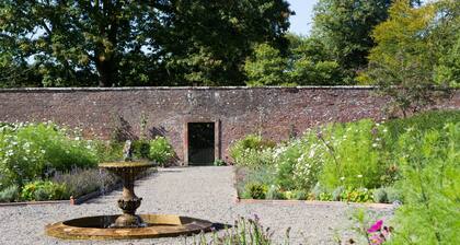 Garden View Cottage in a Grade II Listed Property