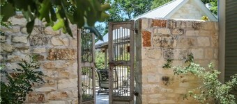 Stonebridge 1: 2 Blocks to Main, Shared Hot Tub