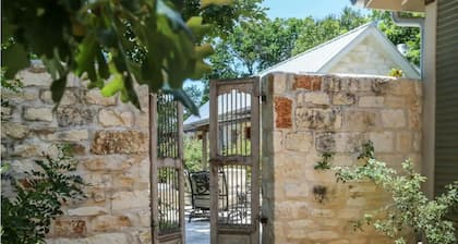 Stonebridge 1: 2 Blocks to Main, Shared Hot Tub