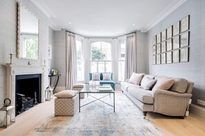 House - Chic Wandsworth Home With Patio (London)