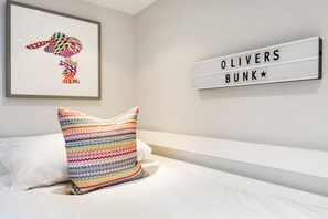 3 bedrooms - Chic Wandsworth Home With Patio (London)