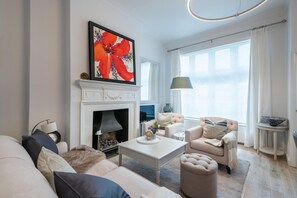 House - Classic Belgravia Home by Victoria Station by Underthedoormat (London)