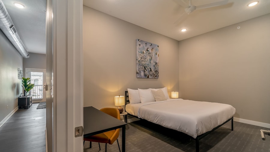 Des Moines Beautiful 2BD 2BA Downtown Apartment