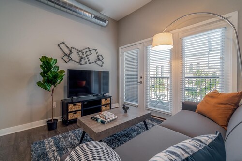 Des Moines Classy 2BD 2BA Downtown Apartment