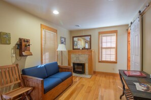 Smart TV, fireplace - Stay In Ohiopyle & Relax in Town Near The GAP Trail, Hot Tub (Ohiopyle)