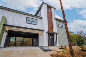 3 bedrooms - Amazing Indeed 3BR Only 5 Minutes From Downtown (San Antonio)