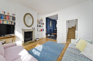 3 bedrooms, Internet - Historic Family Home Near Hampstead Heath by Underthedoormat (London)