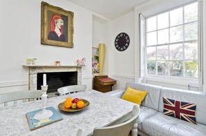 3 bedrooms, Internet - Historic Family Home Near Hampstead Heath by Underthedoormat (London)