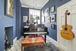 3 bedrooms, Internet - Historic Family Home Near Hampstead Heath by Underthedoormat (London)