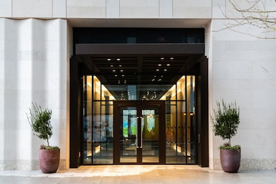 Stylish Studio Apartment With River Views in London s Bustling Docklands