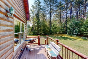 Property grounds - Log cabin 1 mile from Sunday River with hot tub, fireplace & Ping-Pong (Newry)