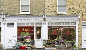 Un escaparate con un letrero que dice 'Karen Woolven Flowers at Greenwich'.