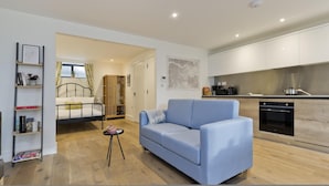 Eine moderne Wohnung mit Wohnzimmer, Küche und Schlafzimmer.